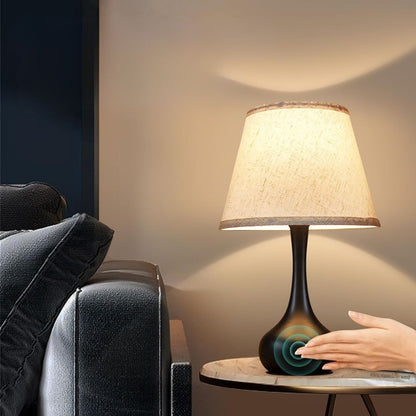 Modern Bordslampa – Stilren sänglampsarmatur med textilskärm