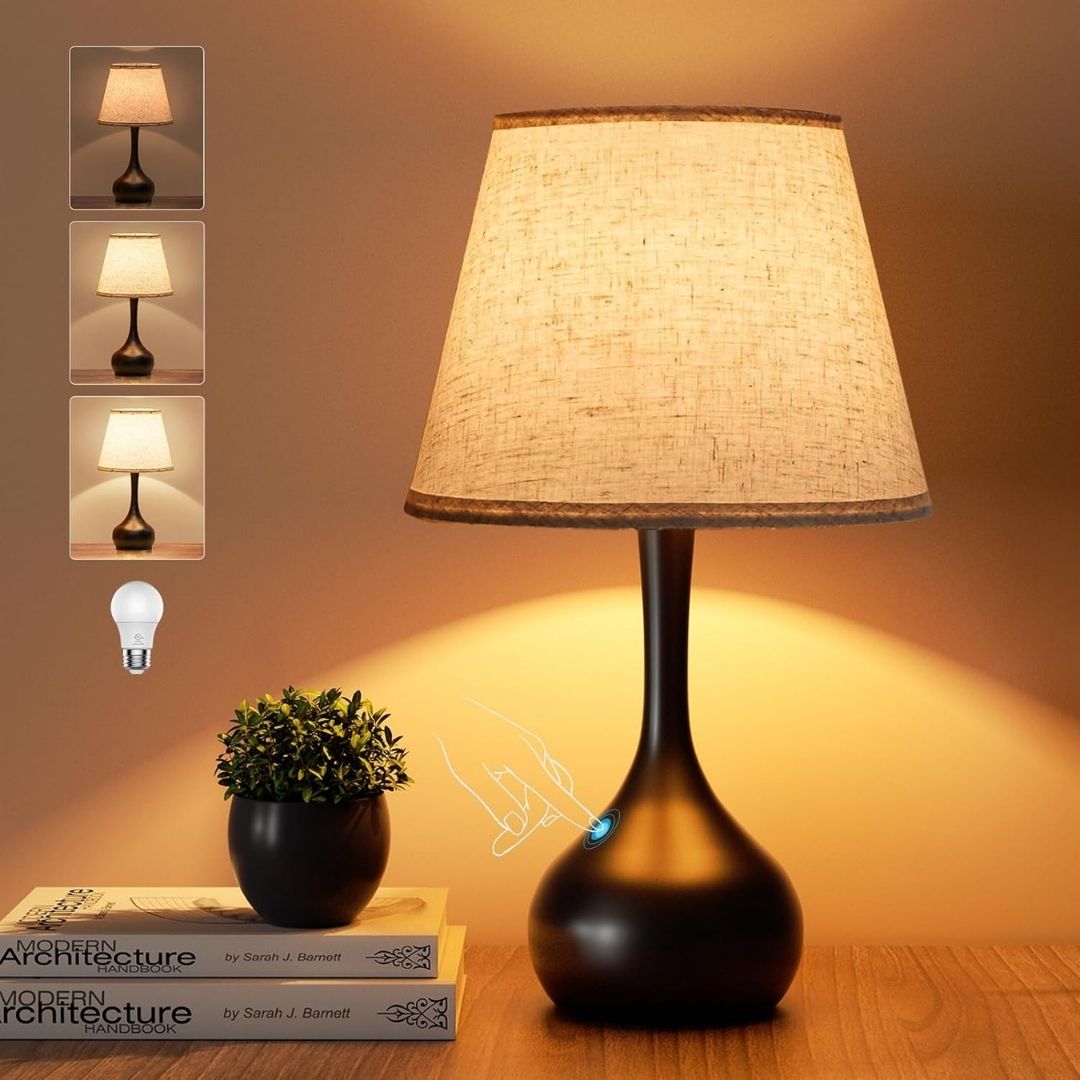 Modern Bordslampa – Stilren sänglampsarmatur med textilskärm