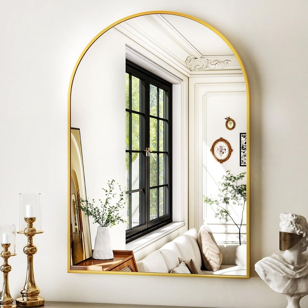 Bogenwandspiegel – Elegant väggspegel i guld med välvd ram